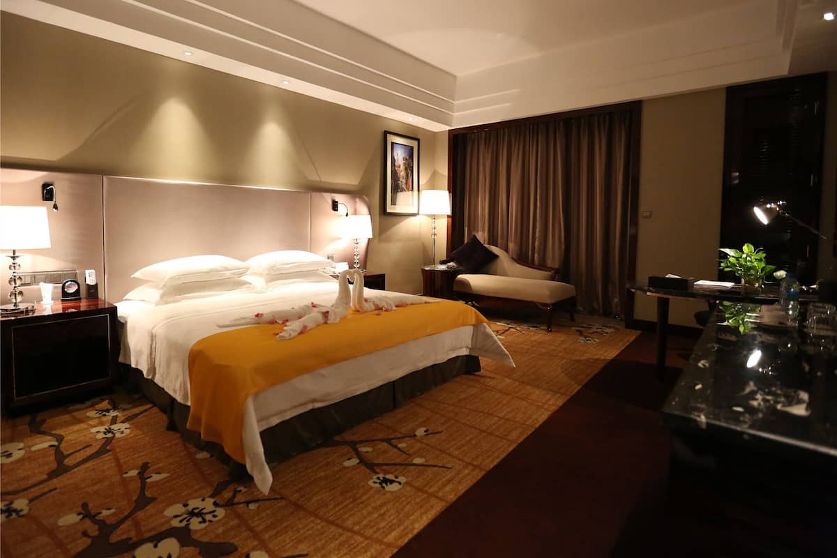 Deluxe Room | Peti besi dalam bilik, meja, langsir/tirai gelap terus