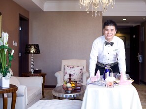 2 restaurants; breakfast, lunch and dinner served 