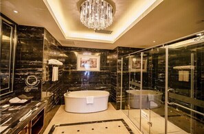 Een bad/douchecombinatie, gratis toiletartikelen, badjassen, pantoffels