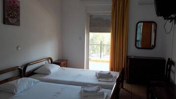 Twin Room | Free cribs/infant beds, rollaway beds, free WiFi