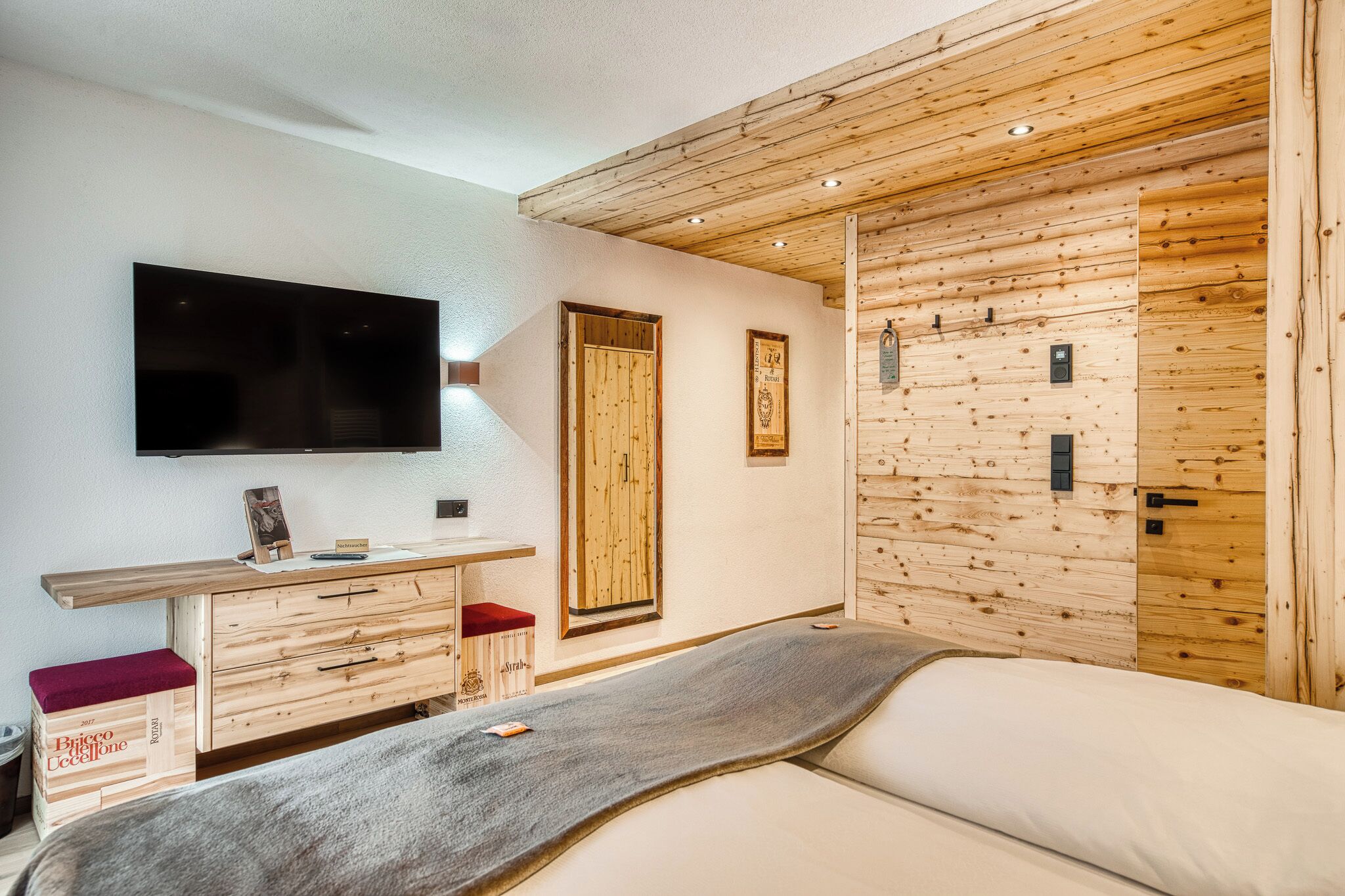 Ropa de cama de alta calidad y caja de seguridad en la habitación 