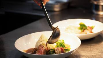 Iemand serveert eten uit een schaal.