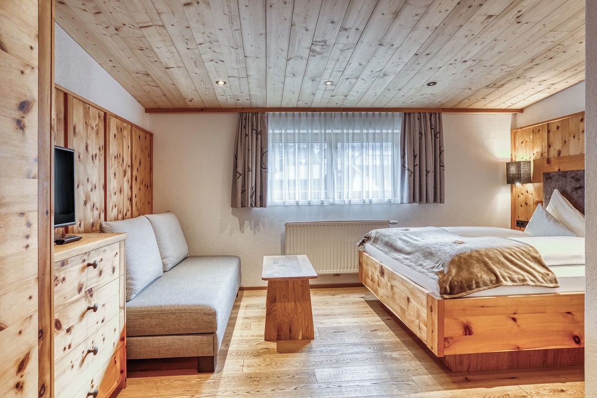 Deluxe suite, 2 slaapkamers | Luxe beddengoed, een kluis op de kamer, een bureau, gratis wifi