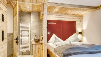 أغطية فراش متميزة وخزنة داخل الغرفة ومكتب وواي فاي مجانًا