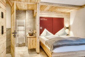 أغطية فراش متميزة وخزنة داخل الغرفة ومكتب وواي فاي مجانًا