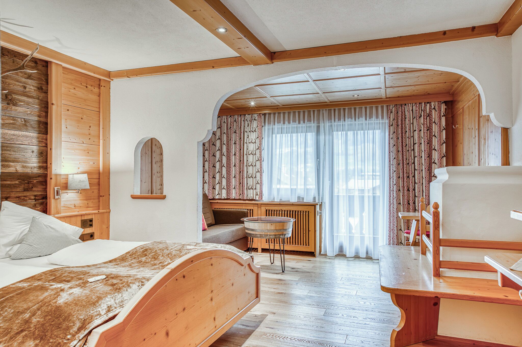 Habitación doble familiar | Ropa de cama de alta calidad y caja de seguridad en la habitación 