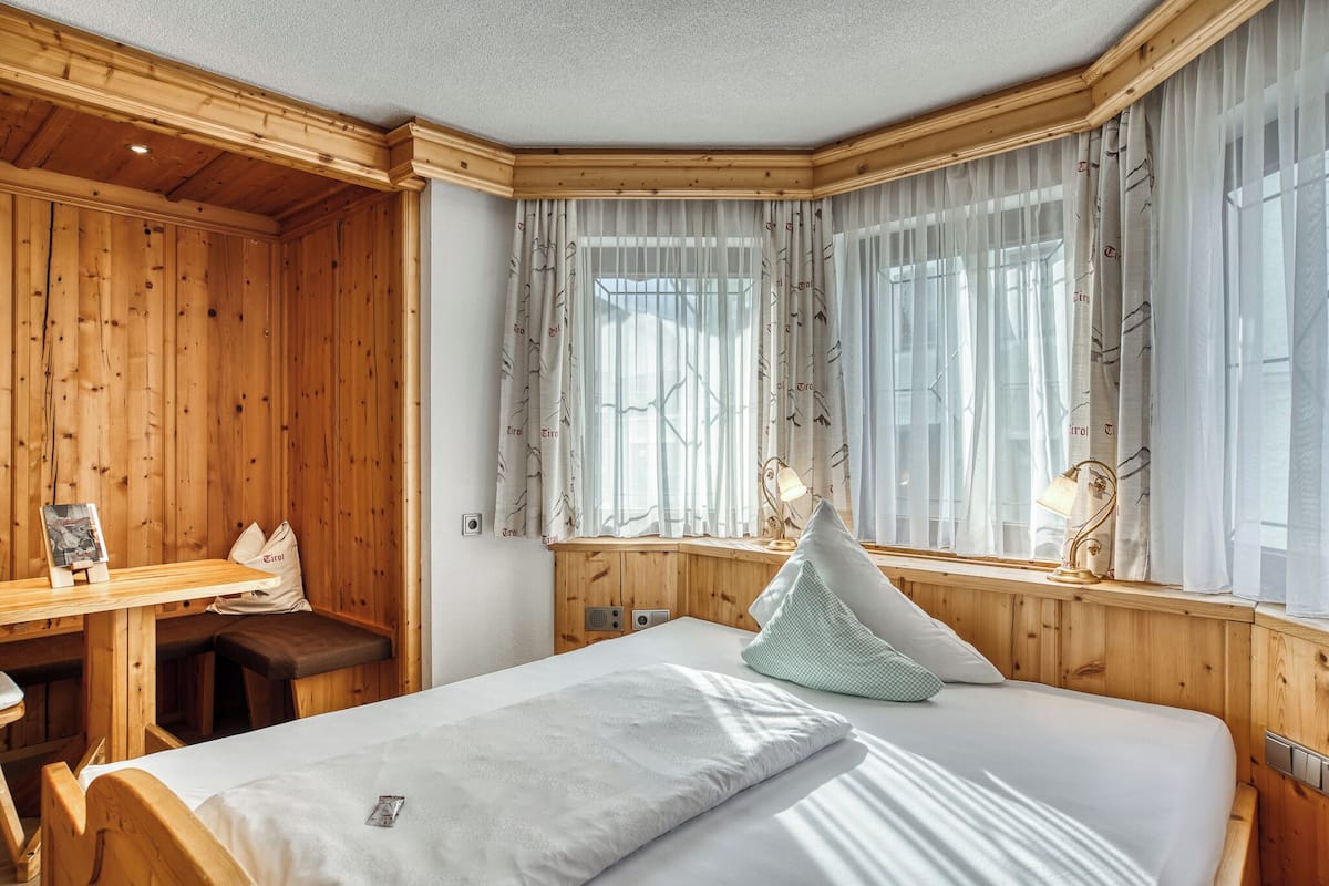 Eenvoudige tweepersoonskamer | Luxe beddengoed, een kluis op de kamer, een bureau, gratis wifi