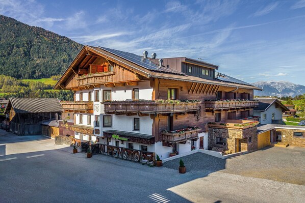 A multi-story hotel with balconies, a restaurant, and a view of mountains. - Hotel Alpenstolz (Mieders)