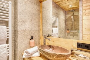 Ducha, secador de pelo, batas, toallas