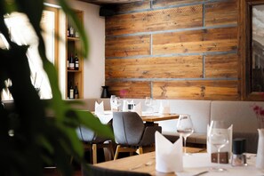 Petit déjeuner et dîner servis sur place