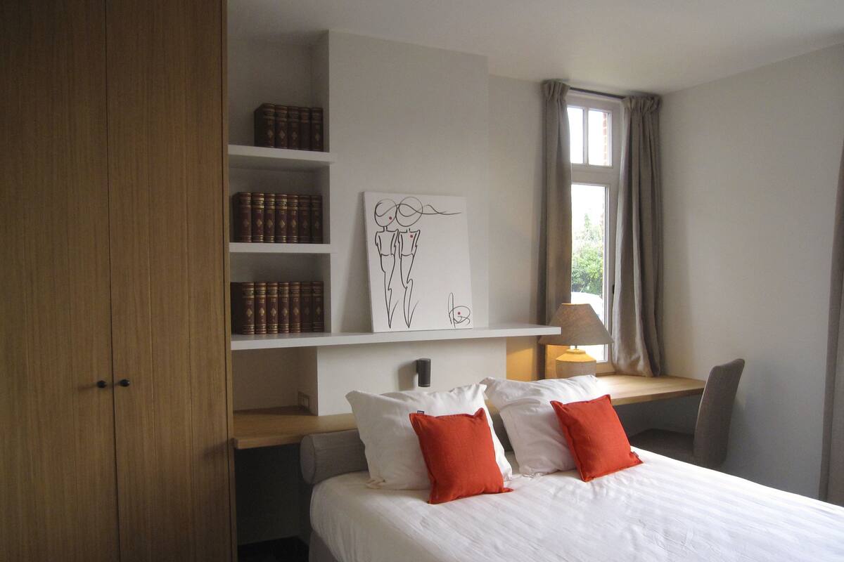 Minibar, bureau, lits bébé (gratuits), lits pliants/supplémentaires