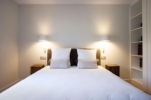 Minibar, meja kerja, dan tempat tidur bayi gratis