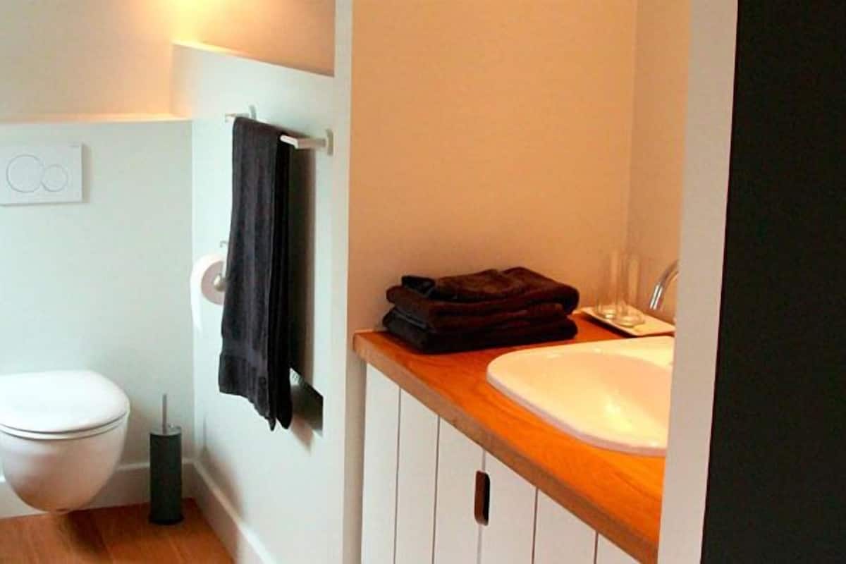 Gratis toiletartikelen, een haardroger, handdoeken