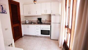 Estudi, terrassa | Cuina bàsica privada | Frigorífic, placa de cuina i cafetera i tetera