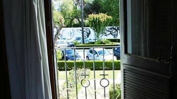 Estudi, terrassa | Vista des de l'habitació