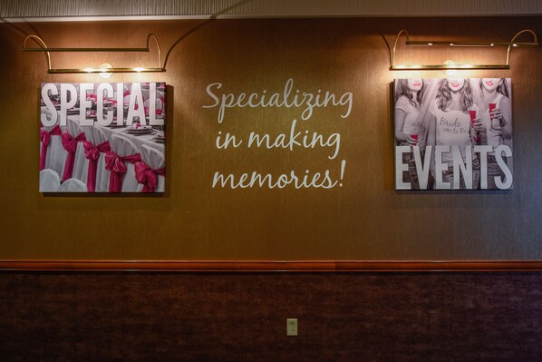 Un mur orné de deux affiches faisant la promotion de services événementiels, l’une portant la mention « OFFRE SPÉCIALE » et l’autre « ÉVÉNEMENTS », avec le slogan : « Nous créons des souvenirs inoubliables ! »