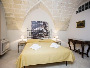 ห้องแฟมิลี่สวีท, 2 ห้องนอน, ห้องพักประตูเชื่อมถึงกัน | ผ้าปูที่นอนฝ้ายอียิปต์, เครื่องนอนระดับพรีเมียม, เตียงเมมโมรีโฟม