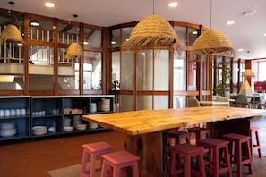 Bữa sáng buffet hàng ngày với phụ phí nhỏ