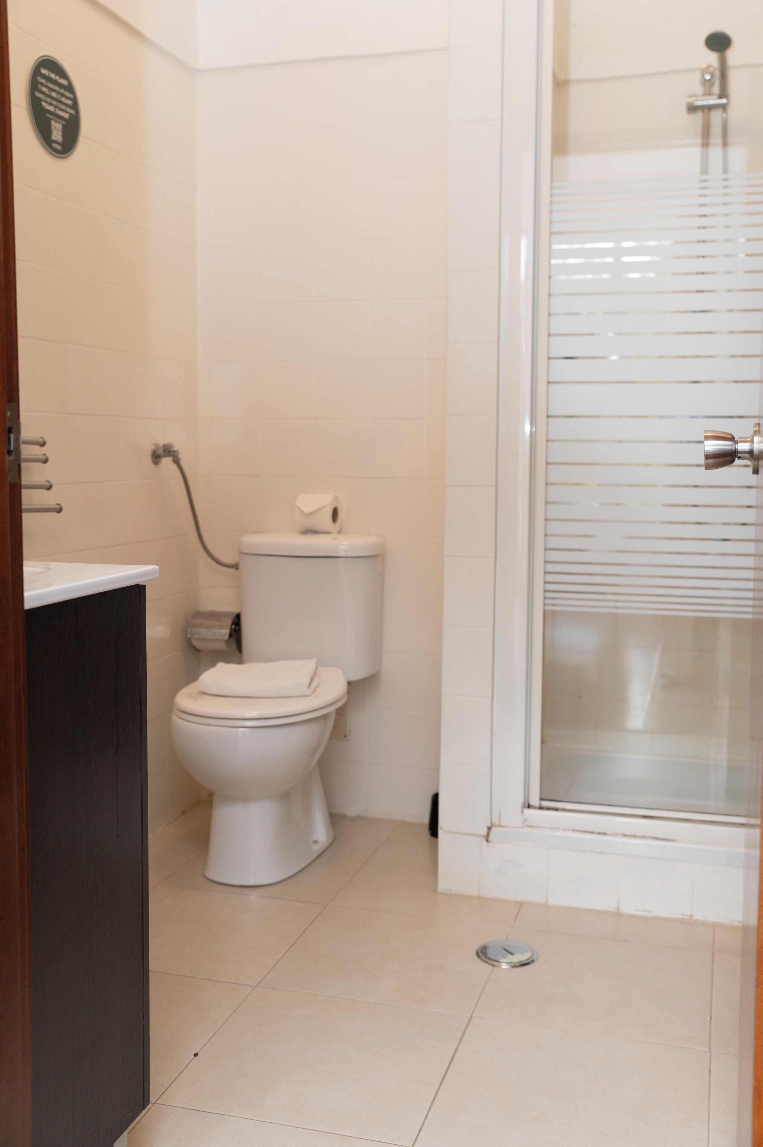 Un bagno con il water, una doccia e un lavandino.