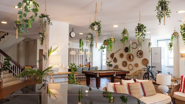A spacious living area with a pool table, comfortable seating, and hanging plants. - WOT Sarrazola Soul (Sintra)