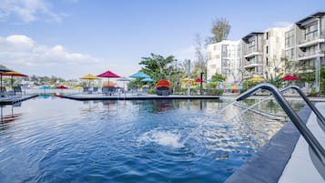 4 outdoor pools, pool umbrellas, pool loungers