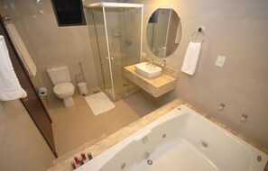 Een douche, gratis toiletartikelen, een haardroger, handdoeken