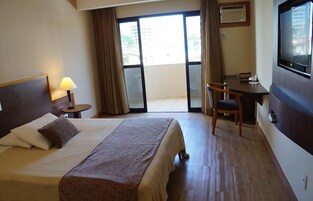 Minibar, caja de seguridad en la habitación y escritorio 