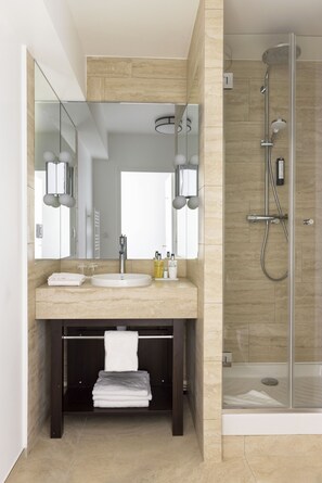 Amenidades de baño gratuitas, secadora de cabello, toallas 