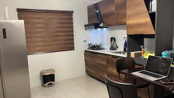 Großer Kühlschrank, Mikrowelle, Wasserkocher mit Kaffee-/Teezubehör