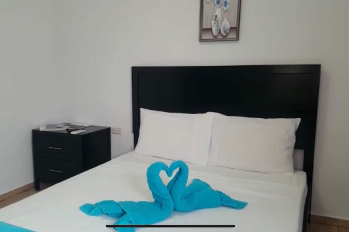 1 slaapkamer, donzen dekbedden, geluiddichte muren