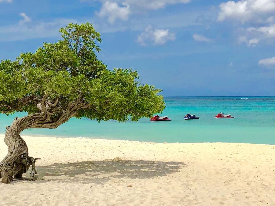 Una playa cerca, arena blanca