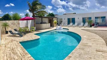 Piscina externa, espreguiçadeiras