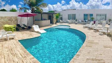 Piscina externa, espreguiçadeiras