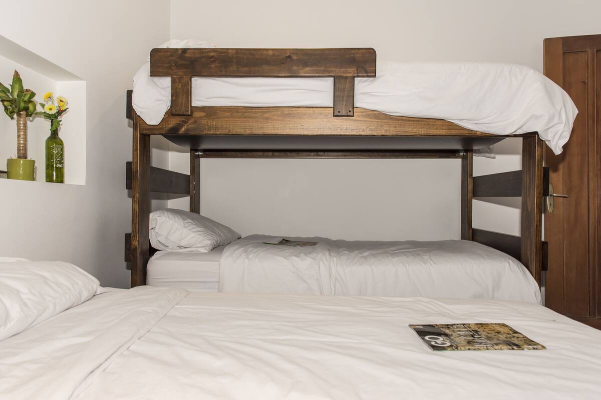 Iron/ironing board, rollaway beds, free WiFi