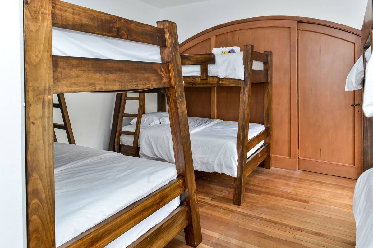Iron/ironing board, rollaway beds, free WiFi