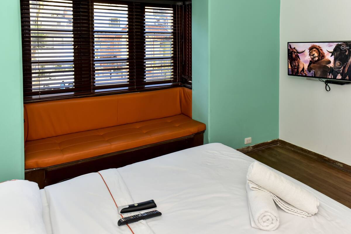 Iron/ironing board, rollaway beds, free WiFi