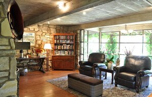 Lobby sitting area - Carmel Resort and Wellness Center (Carmel Valley)