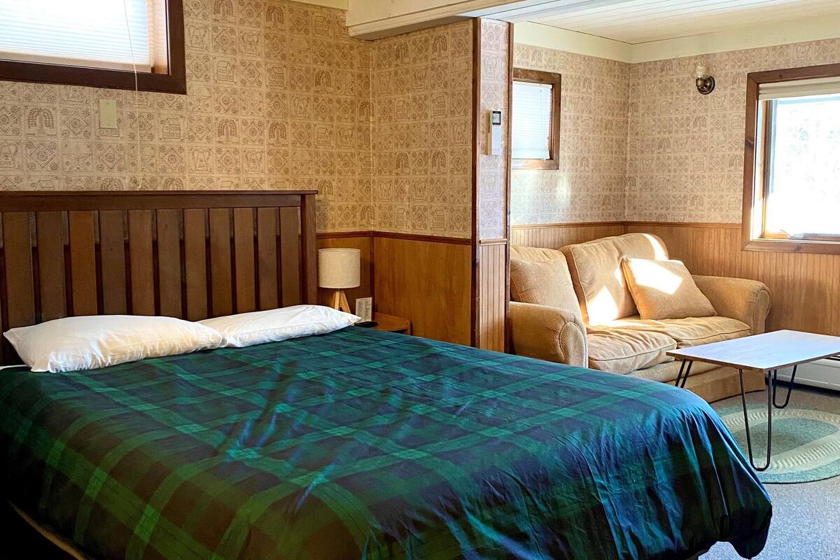 room, 1 queen bed | 1 bedroom, free wifi, bed sheets