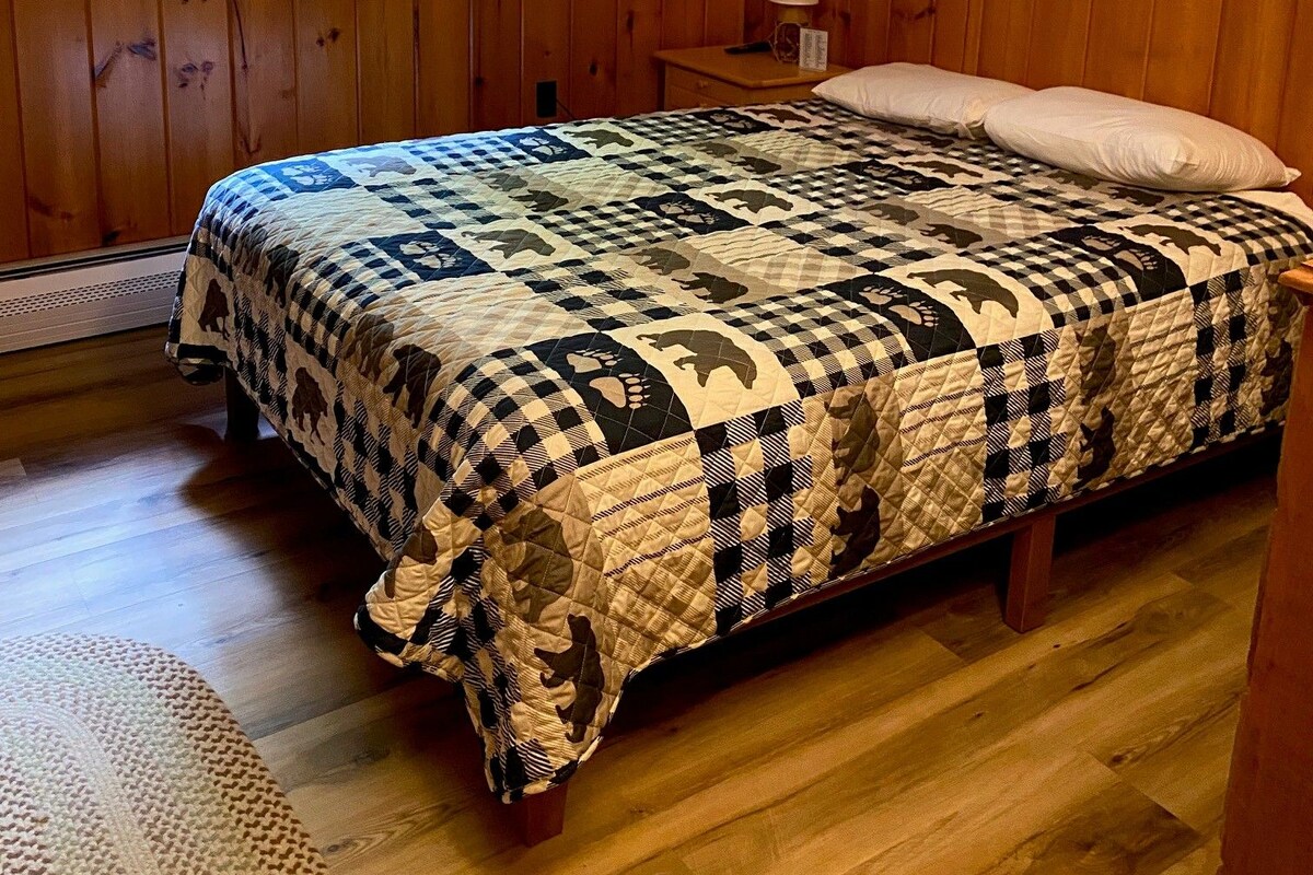 Zimmer, 1 Queen-Bett | Kostenloses WLAN, Bettwäsche