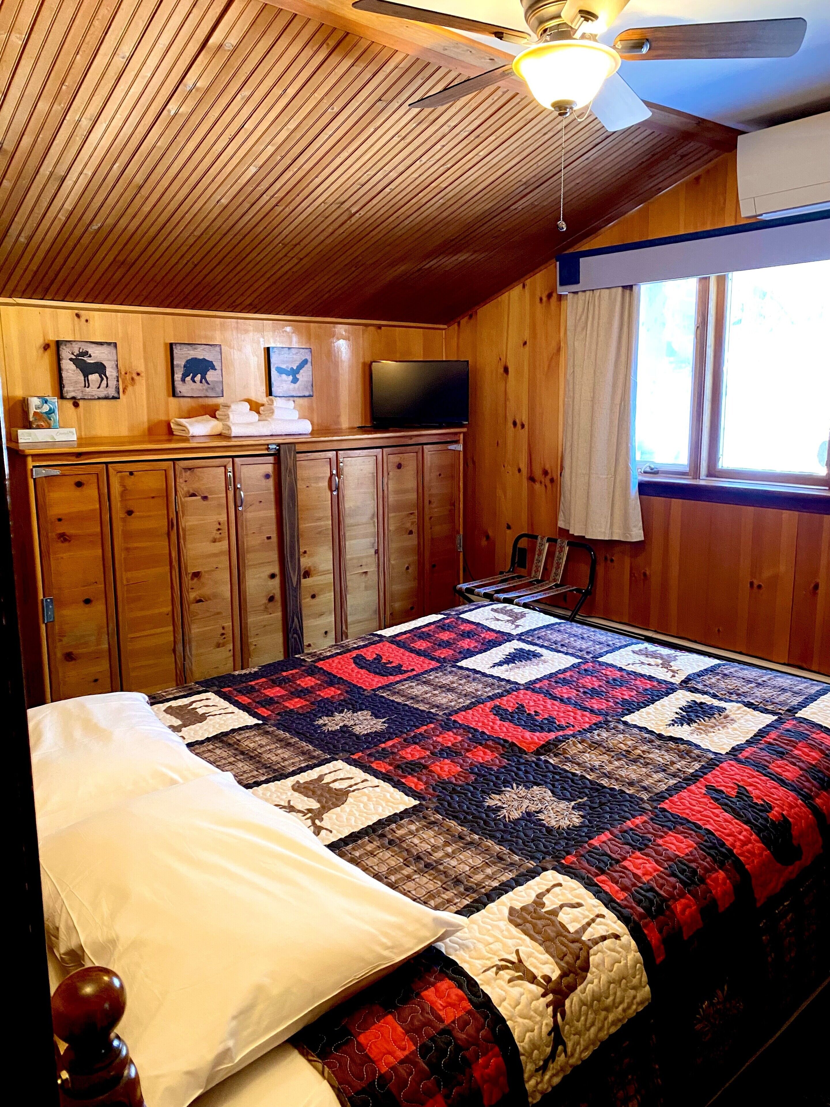 room, 1 queen bed | 1 bedroom, free wifi, bed sheets