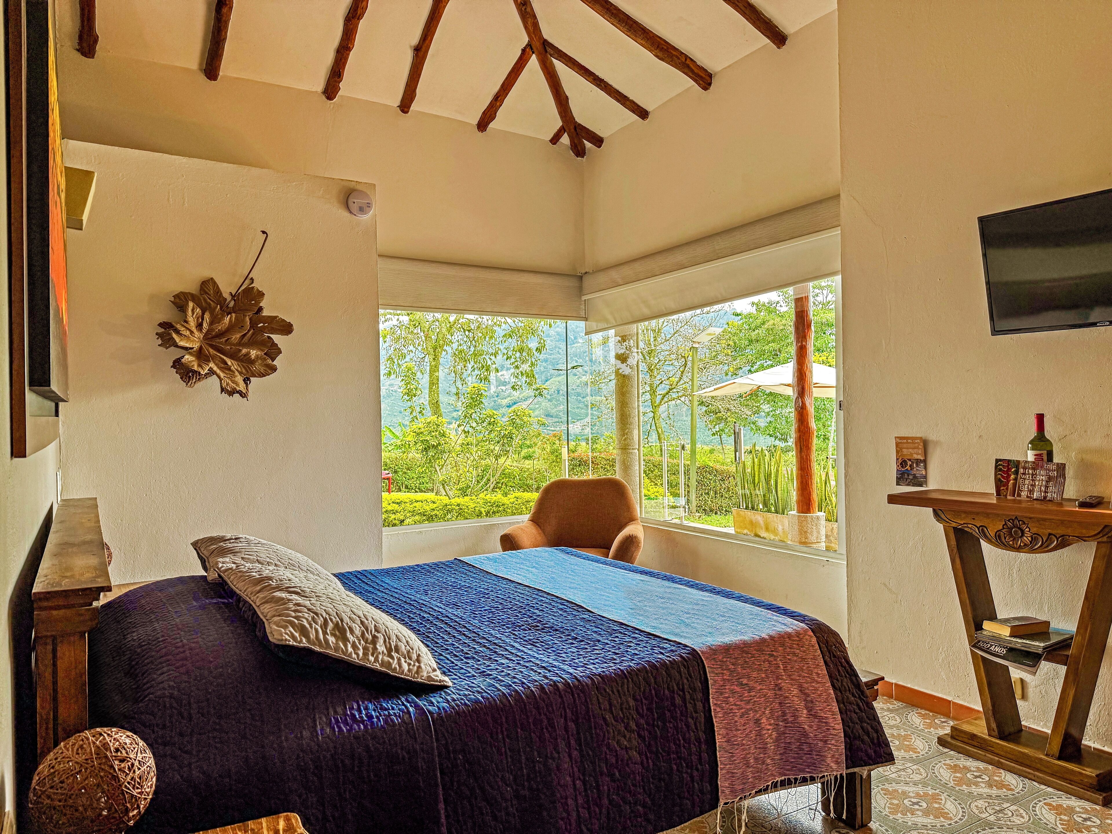 Quarto casal standard, 1 quarto, suíte | Edredons de pluma, individualmente decorados, individualmente mobiliados