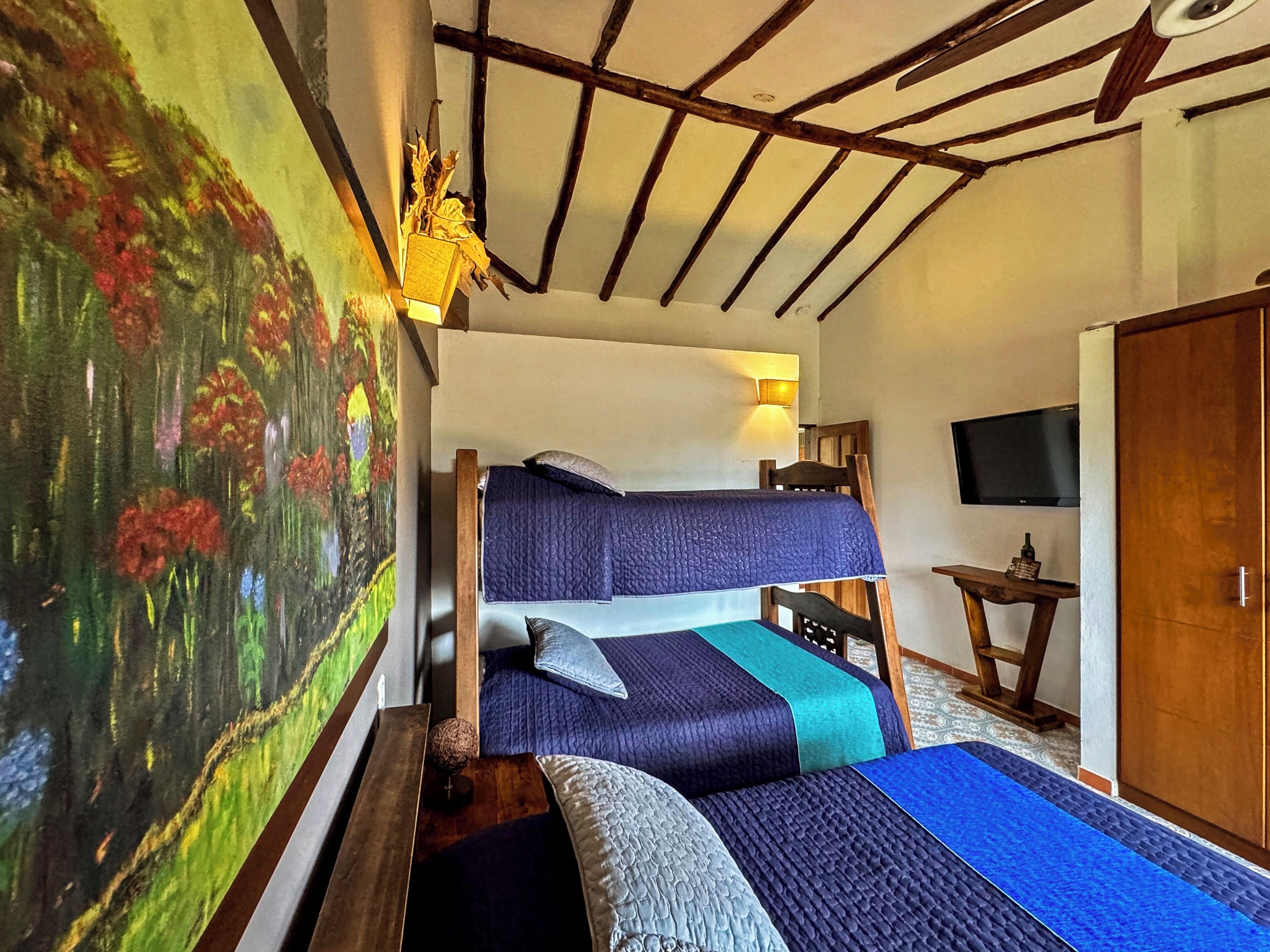 Quarto triplo família, banheiro privativo, vista para o jardim | Edredons de pluma, individualmente decorados, individualmente mobiliados