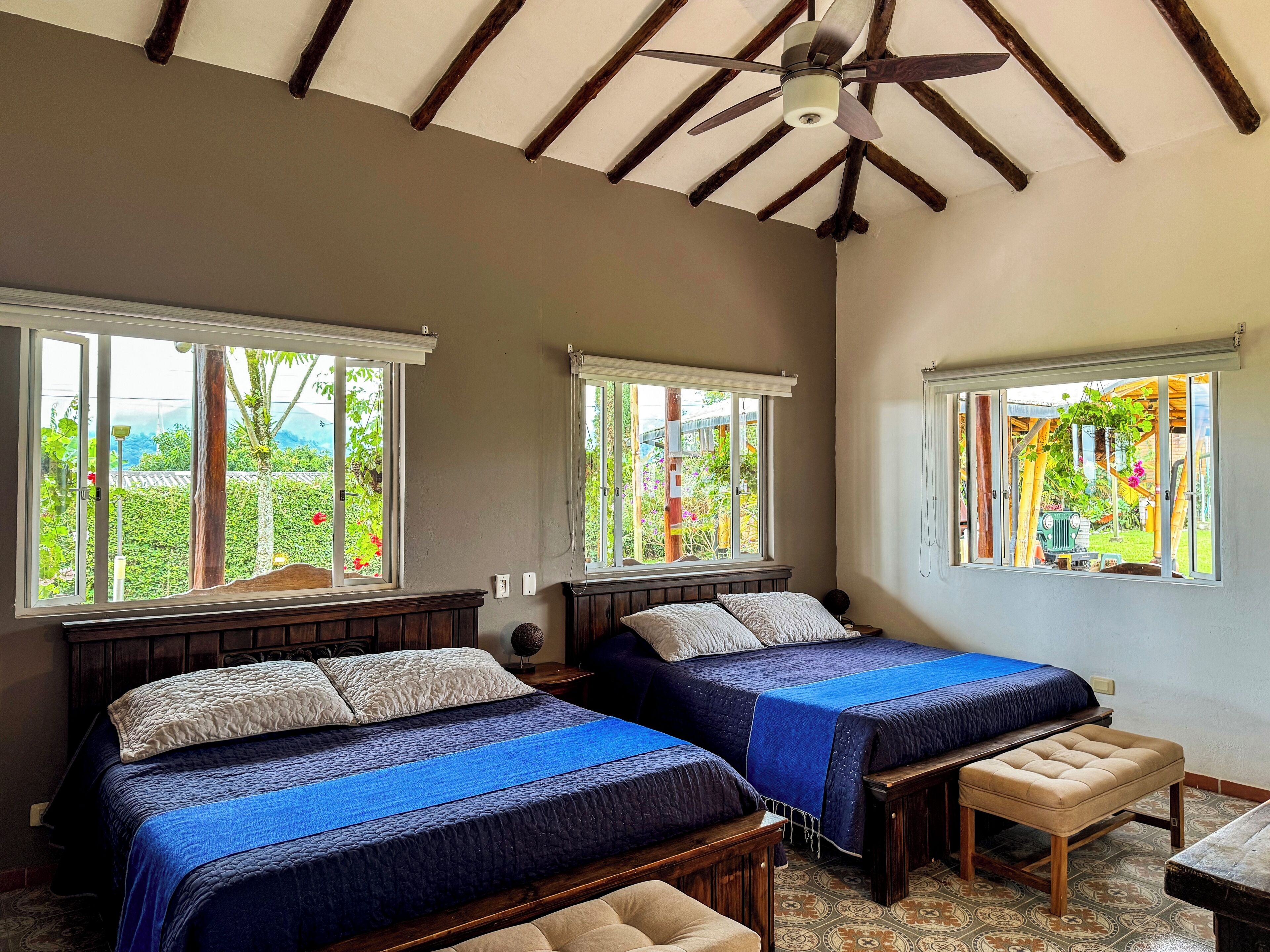 Quarto quádruplo família, banheiro privativo, vista para o jardim | Edredons de pluma, individualmente decorados, individualmente mobiliados