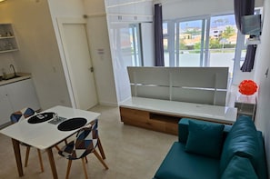 Suite Studio Panoramique | Coin séjour | Télévision à écran plat