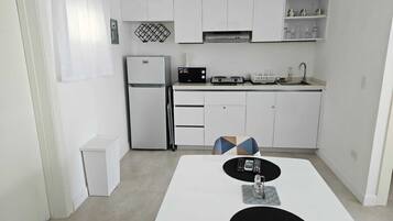 Suite Studio Panoramique | Coin cuisine privé | Grand réfrigérateur, micro-ondes, plaque de cuisson, lave-vaisselle