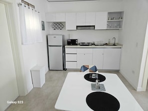 Suite Studio Panoramique | Coin cuisine privé | Grand réfrigérateur, micro-ondes, plaque de cuisson, lave-vaisselle