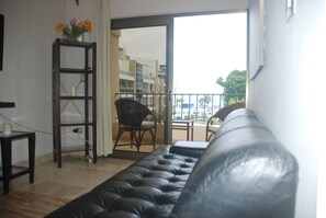 One Bedroom Apartment, Ocean View | Oppholdsrom | Flatskjerm-TV