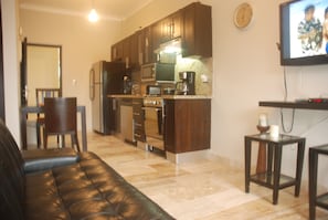 One Bedroom Apartment, Ocean View | 1 Schlafzimmer, Bügeleisen/Bügelbrett, kostenloses WLAN, Bettwäsche
