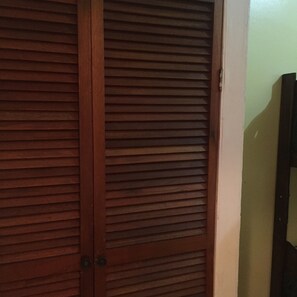 Budget Triple Room | Desk, soundproofing, bed sheets - Hotel Sura B&B (San José)