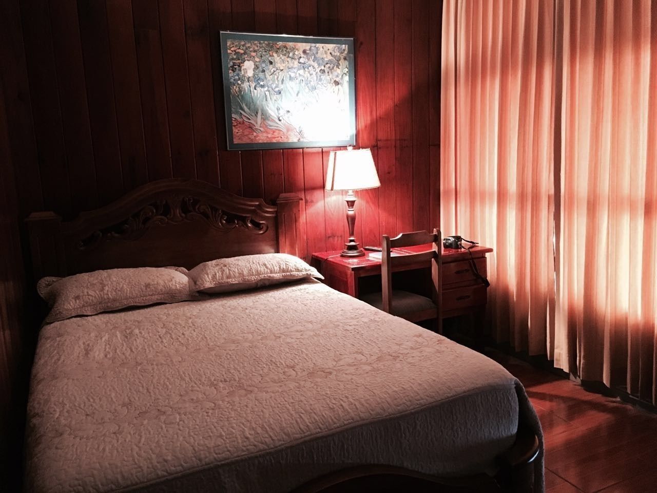 budget double room | desk, soundproofing, bed sheets